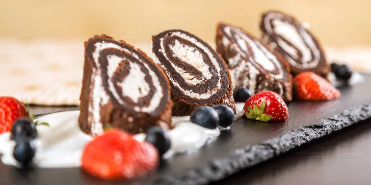 3chodové menu v zámecké restauraci pro 1 nebo 2 osoby: terina, kachní prsa a šlehačková roláda i s možností rozvozu