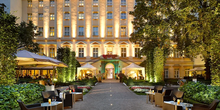 Luxusní hotel v centru Prahy: zahradní restaurace a neomezený vstup do wellness