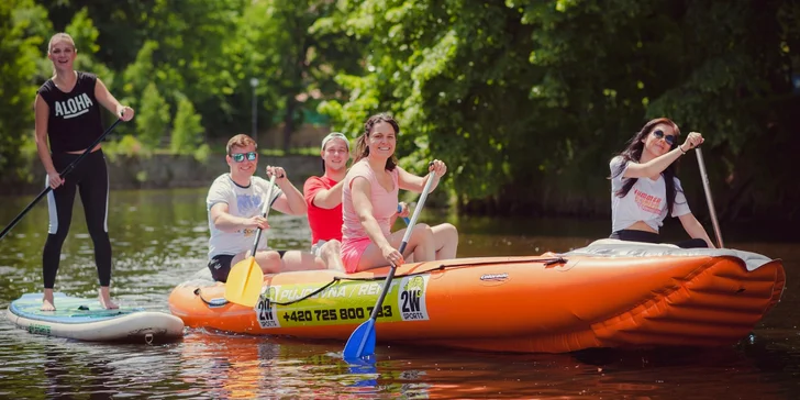 Hodinová plavba historickým Českým Krumlovem na paddleboardu, raftu nebo kánoi pro 1–6 osob