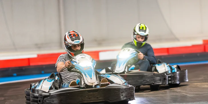 Pořádná dávka adrenalinu: 10 minut v elektro-motokáře pro dítě, dospělého i partu