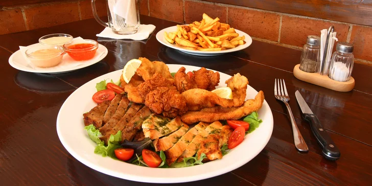 Masový talíř pro dva: řízky, krkovička, kuřecí steak a křídla i přílohy a omáčky