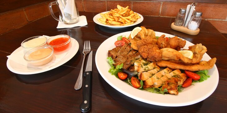 Masový talíř pro dva: řízky, krkovička, kuřecí steak a křídla i přílohy a omáčky