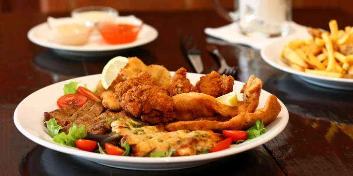 Masový talíř pro dva: řízky, krkovička, kuřecí steak a křídla i přílohy a omáčky
