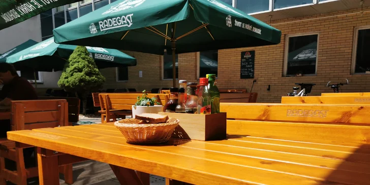 Pořádná dobrota: 200 nebo 500 g namíchaného tataráku a topinky