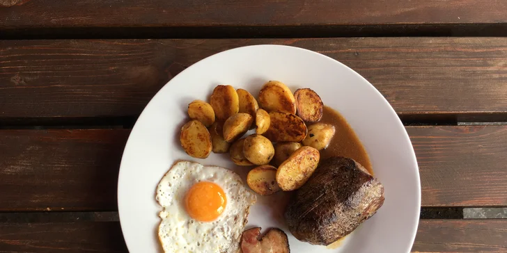 Steak z pravé svíčkové s bramborem, slaninou a volským okem pro 1 i 2 osoby