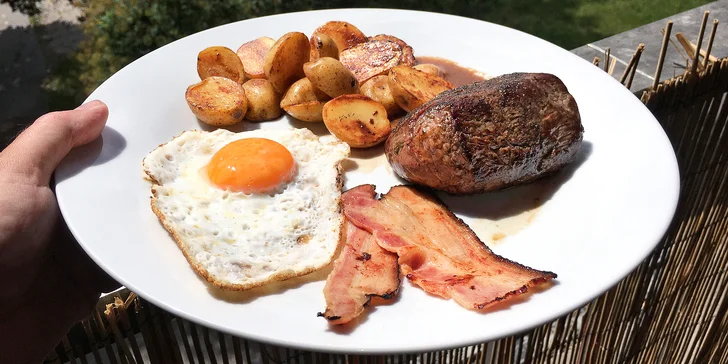 Steak z pravé svíčkové s bramborem, slaninou a volským okem pro 1 i 2 osoby