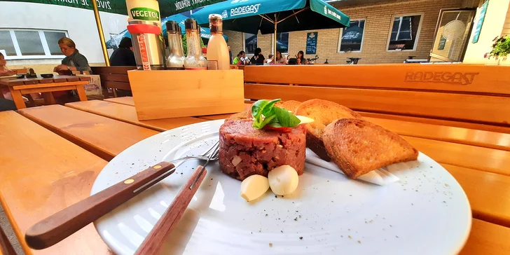 Pořádná dobrota: 200 nebo 500 g namíchaného tataráku a topinky