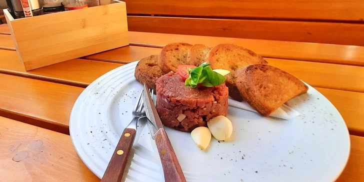 Pořádná dobrota: 200 nebo 500 g namíchaného tataráku a topinky