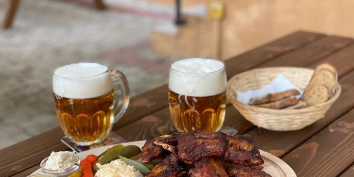 1 kg pečených vepřových žebírek a čepované pivo nebo rozlévané víno