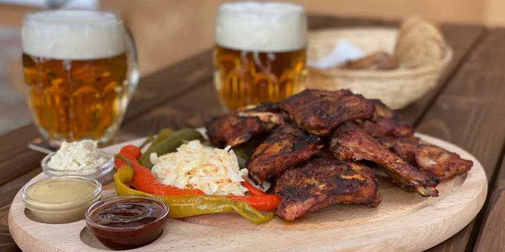 1 kg pečených vepřových žebírek a čepované pivo nebo rozlévané víno