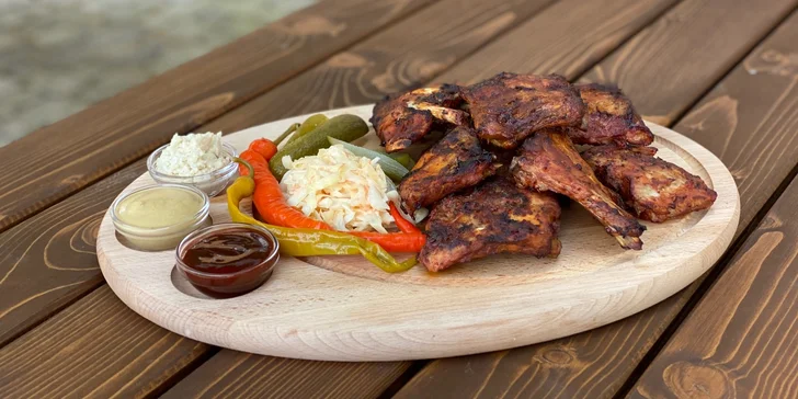 1 kg pečených vepřových žebírek a čepované pivo nebo rozlévané víno
