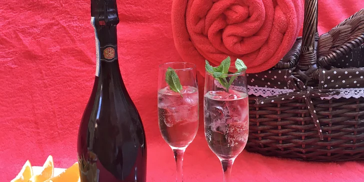 Piknikový koš pro dva: Bagety s trhaným masem i lahev prosecca