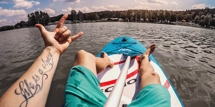 Zapůjčení vybavení na stand-up paddleboarding a nápoj pro 1 osobu