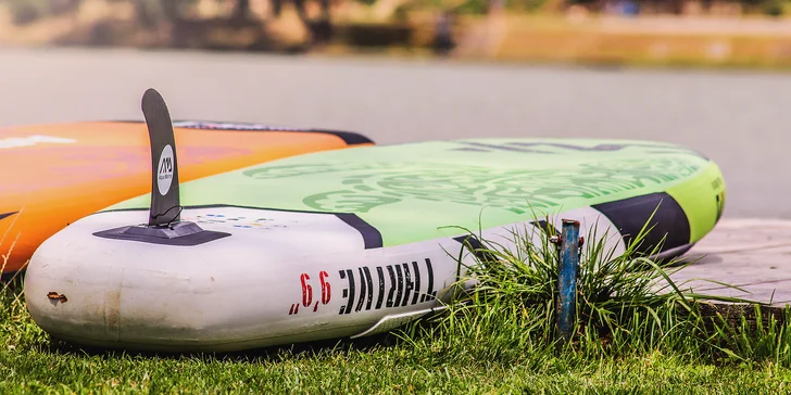 Zapůjčení vybavení na stand-up paddleboarding a nápoj pro 1 osobu