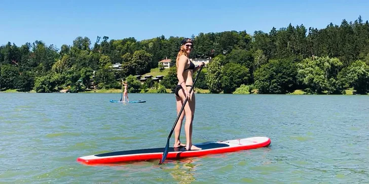 Zapůjčení vybavení na stand-up paddleboarding a nápoj pro 1 osobu