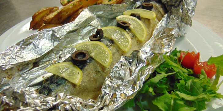 Opečený pstruh s rozmarýnem nebo kořeněná makrela pečená v alobalu s bramborem pro dva
