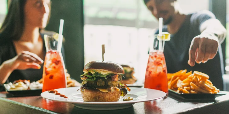 Bašta pro dva: hovězí burger, hranolky, nachos a cibulové kroužky, tři omáčky i domácí limonáda