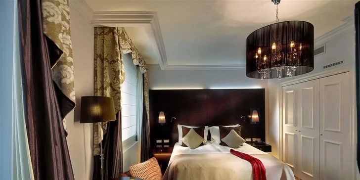 Luxusní hotel v centru Prahy: zahradní restaurace a neomezený vstup do wellness