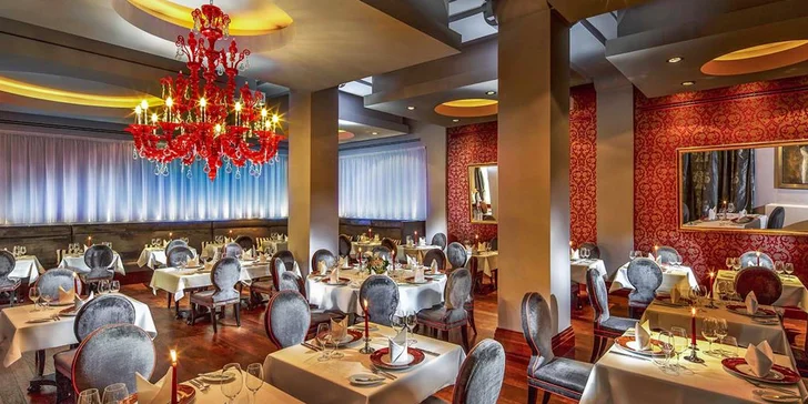 Luxusní hotel v centru Prahy: zahradní restaurace a neomezený vstup do wellness