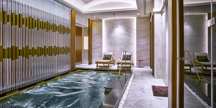 Luxusní hotel v centru Prahy: zahradní restaurace a neomezený vstup do wellness