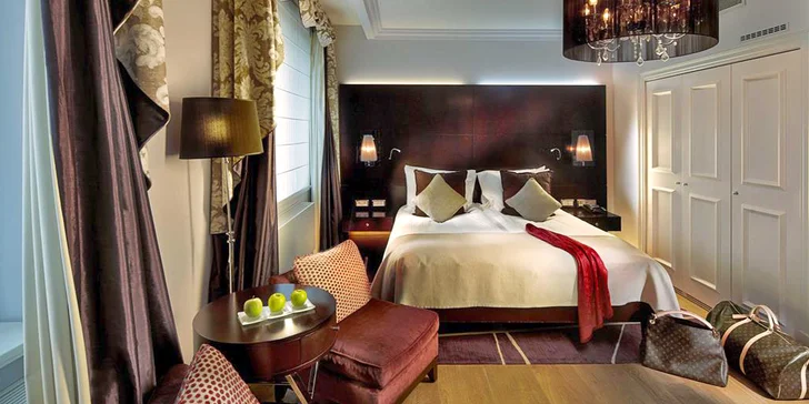 Luxusní hotel v centru Prahy: zahradní restaurace a neomezený vstup do wellness