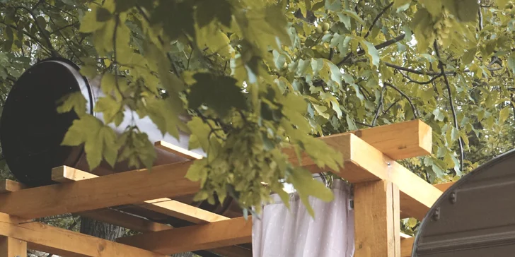 Pobyt v karavanu nebo chatce mezi zvířátky s možností vyjížďky na koních