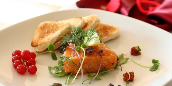 Romantika v zámeckém hotelu: 5chodové degustační menu i privátní wellness pro 2 osoby