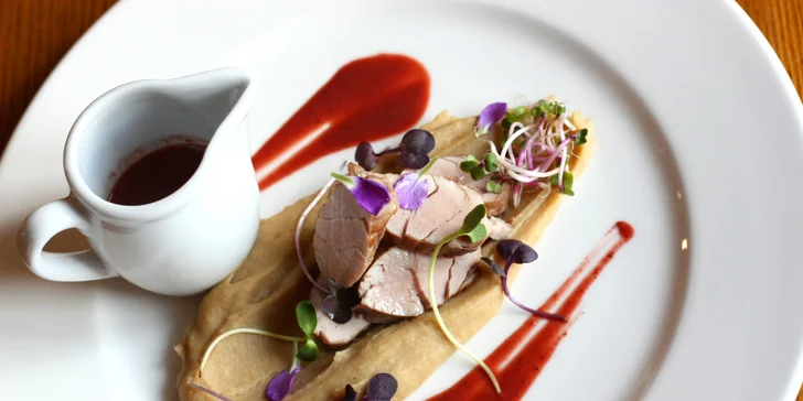 Romantika v zámeckém hotelu: 5chodové degustační menu i privátní wellness pro 2 osoby