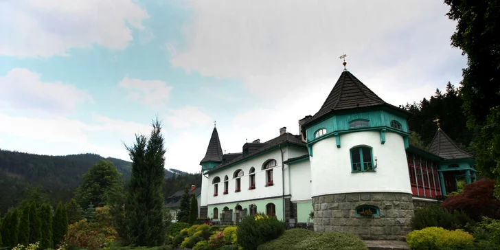 Romantika pro 2 zámeckém hotelu: 7chodové degustační menu i masáž a pobyt v šungitové jeskyni