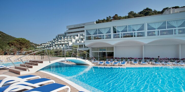 4* hotel v Rabacu přímo u pláže: bazénový komplex, sport a zábava, snídaně či polopenze