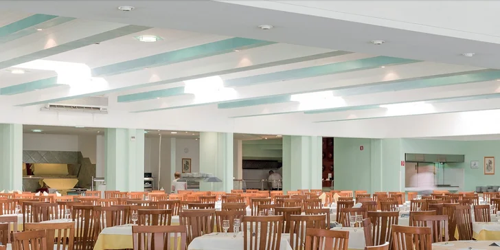 Dovolená v Rabacu na Istrii: 4* hotel u pláže, polopenze či all inclusive, bazénový komplex