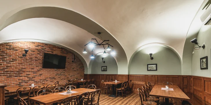 Posezení v Riegrovce pro 2 osoby: kuřecí stripsy, hranolky a pivo IPA z vlastního minipivovaru