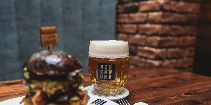 Do Riegrovky za vyhlášeným jídlem a pitím: Angus burger v double verzi a piva, co hrdlo ráčí