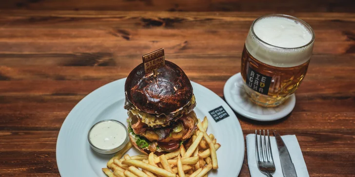 Do Riegrovky za vyhlášeným jídlem a pitím: Angus burger v double verzi a piva, co hrdlo ráčí