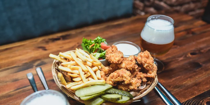 Posezení v Riegrovce pro 2 osoby: kuřecí stripsy, hranolky a pivo IPA z vlastního minipivovaru