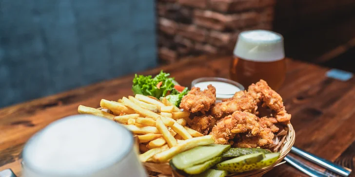 Posezení v Riegrovce pro 2 osoby: kuřecí stripsy, hranolky a pivo IPA z vlastního minipivovaru