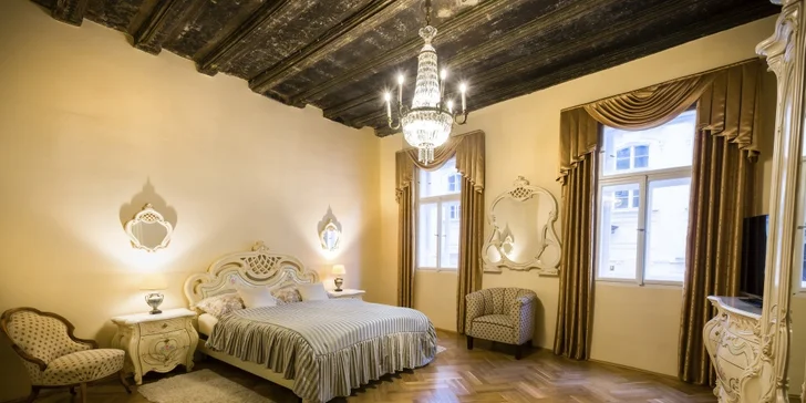 Pobyt ve středověkém hotelu na Malé Straně: snídaně i historická show s hostinou