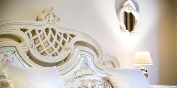 Pobyt ve středověkém hotelu na Malé Straně: snídaně i historická show s hostinou
