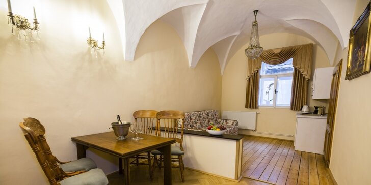 Pobyt ve středověkém hotelu na Malé Straně: snídaně i historická show s hostinou