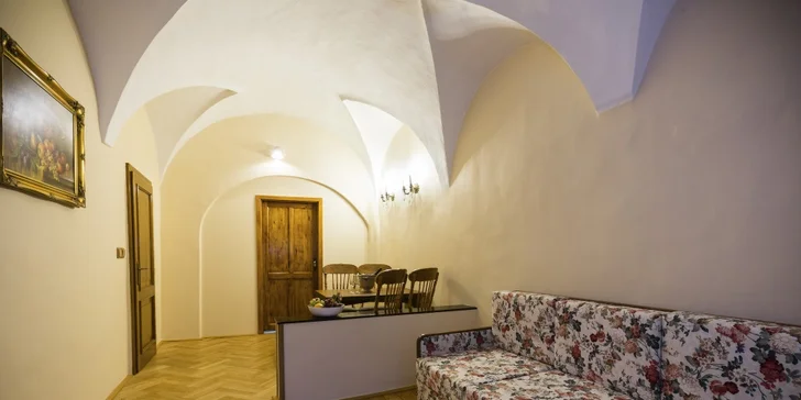 Pobyt ve středověkém hotelu na Malé Straně: snídaně i historická show s hostinou