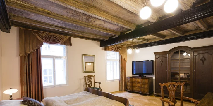 Pobyt ve středověkém hotelu na Malé Straně: snídaně i historická show s hostinou