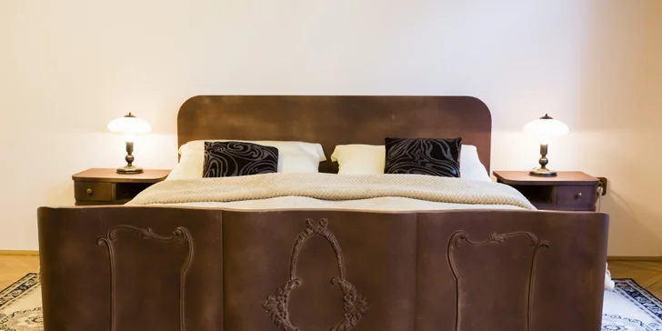Pobyt ve středověkém hotelu na Malé Straně: snídaně i historická show s hostinou