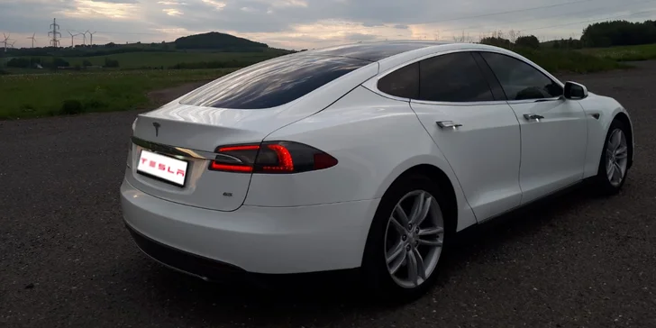 Zrychlení z 0 na 100 km/h za 4 s: spolujízda nebo řízení žihadla Tesla S