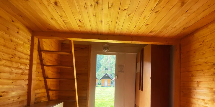 Rodinná pohoda v chatkách či tee-pee na Křivoklátsku s bazénem a spoustou aktivit