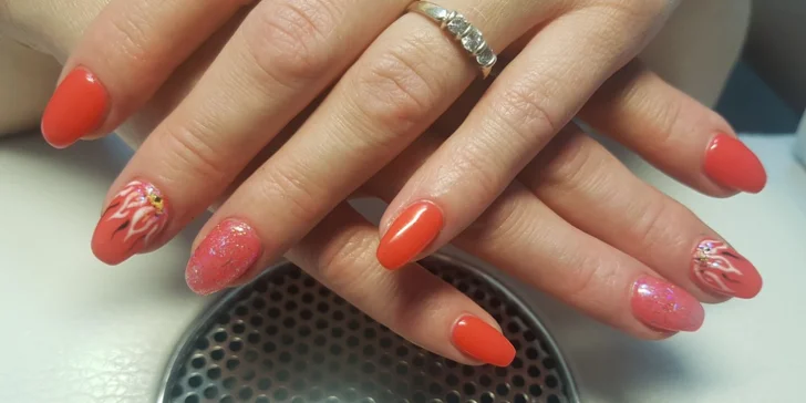 Péče o ruce: klasická manikúra s možností gel laku i modelace gelem