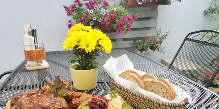 Masová hostina o váze 1 kg: křídla, vepřová žebra a saláty i omáčky