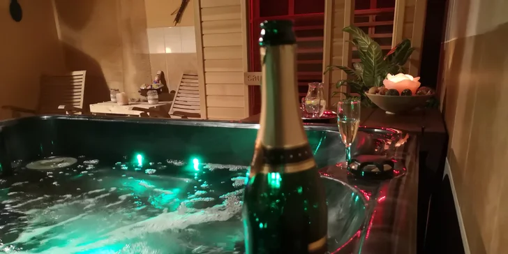 Romantika či relax s přáteli: 90 min. ve wellness s vířivkou a infrasaunou, třeba i s ovocem a láhví sektu