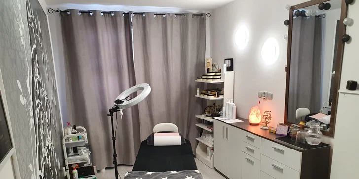 Nadupaný kosmetický balíček: peeling, zapracování kyseliny hyaluronové i masáže obličeje