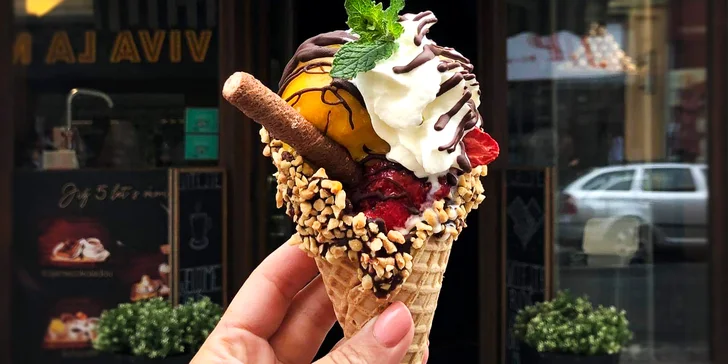 Dva kopečky řemeslné zmrzliny s domácí šlehačkou a belgickou čokoládou Callebaut pro 1 nebo 2 osoby
