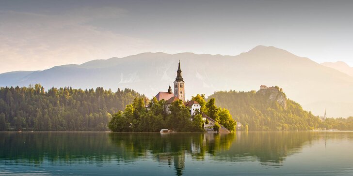 Dovolená ve Slovinsku: moderní 4* hotel u Bledského jezera se snídaní a bazénem
